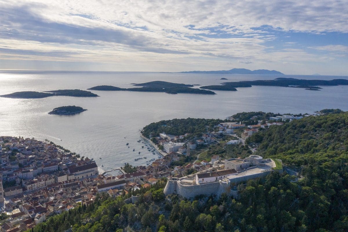 APEL OTOČANA "Ograničite i kontrolirajte migracije prema otocima i na vrijeme zaustavite ugrozu otočnog stanovništva"