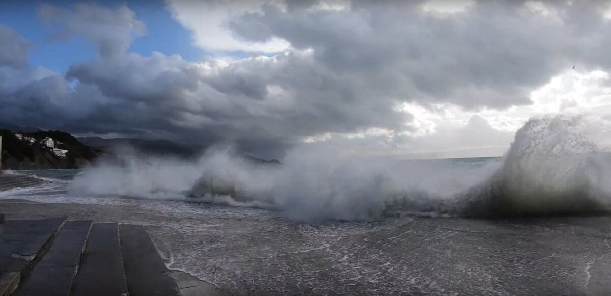 Nevrijeme se s područja Italije približava Dalmaciji, do kraja dana grmljavinski pljuskovi: Pogledajte prizore iz Splita i Kaštela