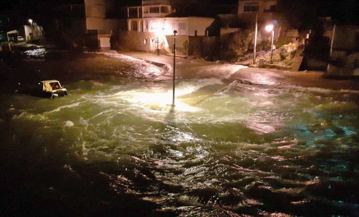 VELIKA PLIMA NA KORČULI "Most je ispod mora kao da ne postoji, ljudi ne mogu do kuća"