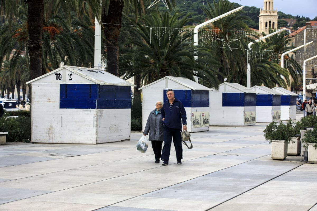 ADVENT U SPLITU Riva spremna za Advent, stigle i popularne kućice