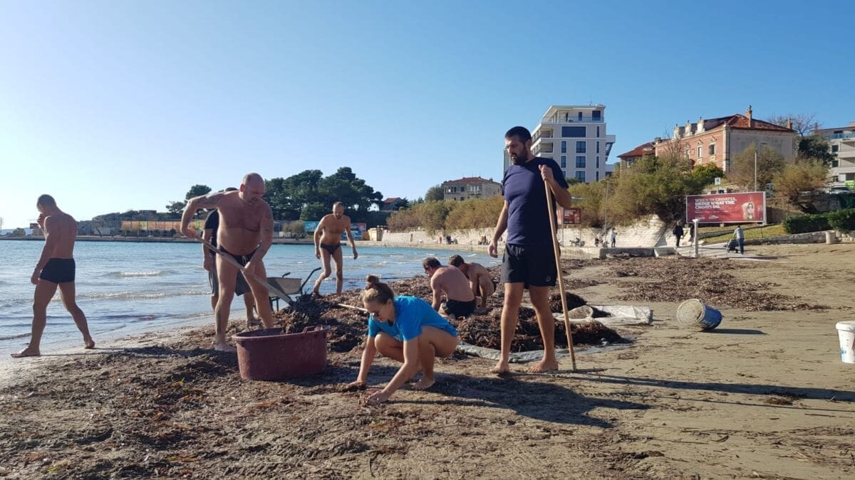 VRIJEDNI PICIGINAŠI Jugo natrpalo plažu lažinom, polovica očišćena u samo jednom jutru