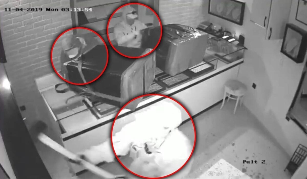 SVE U DVIJE MINUTE Pogledajte snimku spektakularne pljačke: Iz splitske zlatarnice ukrali nakit vrijedan milijun kuna