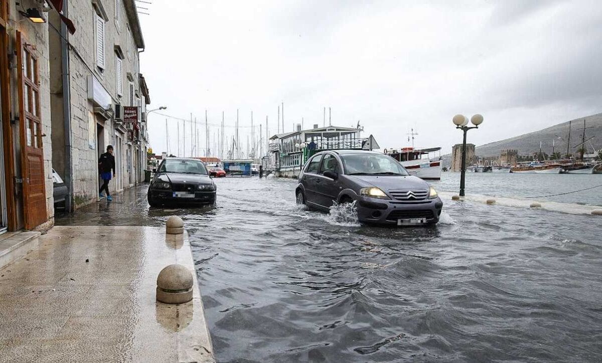 POTOP I NA ČIOVU Objekte od poplave brane daskama, automobilima more do haube