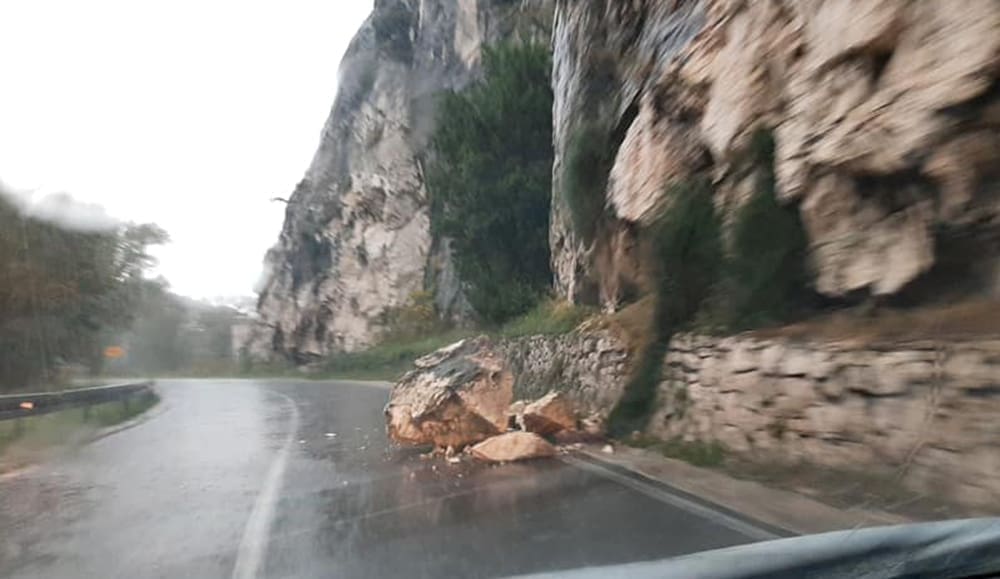 VOZAČI, OPREZ Kamene gromade na cesti, opasnost od većeg odrona