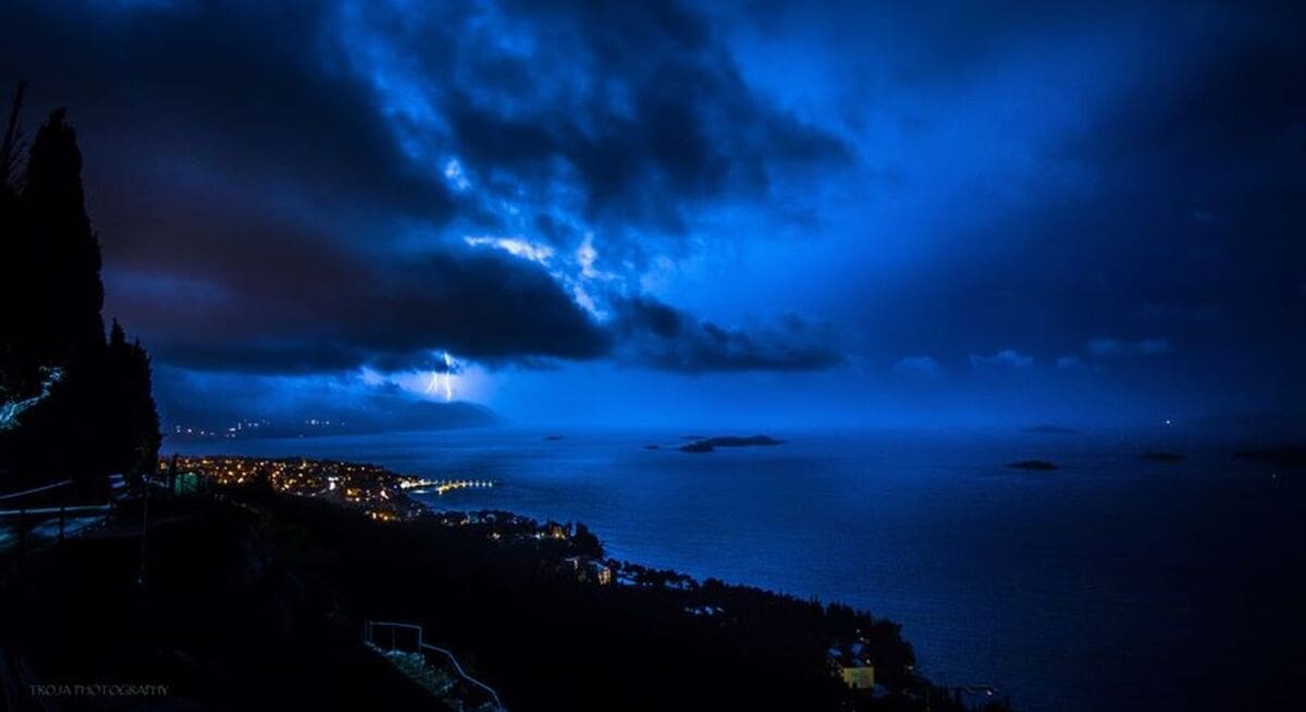 HLADNA FRONTA NAD JADRANOM Oštro na udare puše preko 100 km/h: Noćas ponegdje grmljavinsko nevrijeme