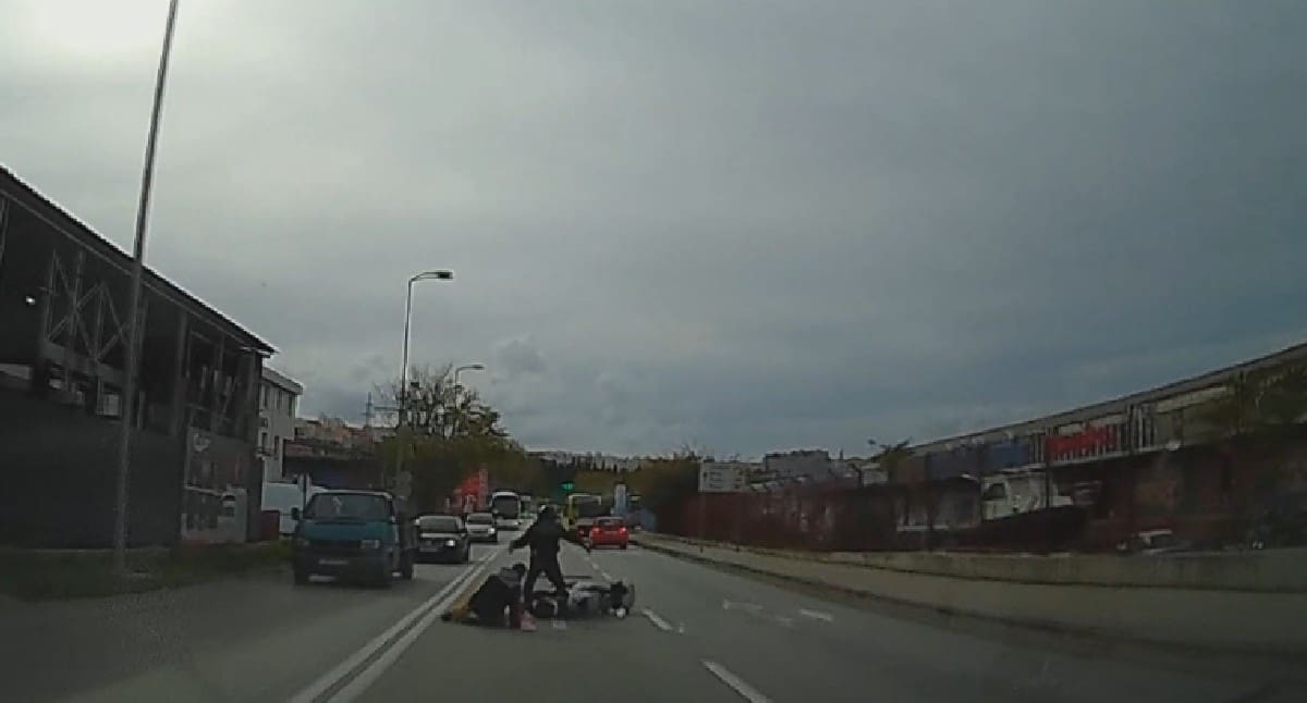 SREĆOM IZBJEGNUTA TRAGEDIJA Motocikl u Splitu naletio na pješaka!