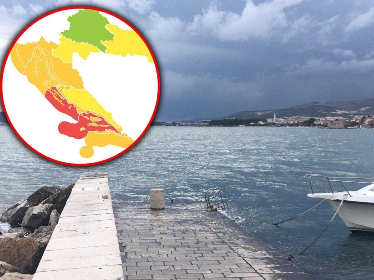 POČELO JE More poplavilo rivu u Kaštel Novome, na moru prvi grmljavinski oblaci kao najava sutrašnjeg nevremena