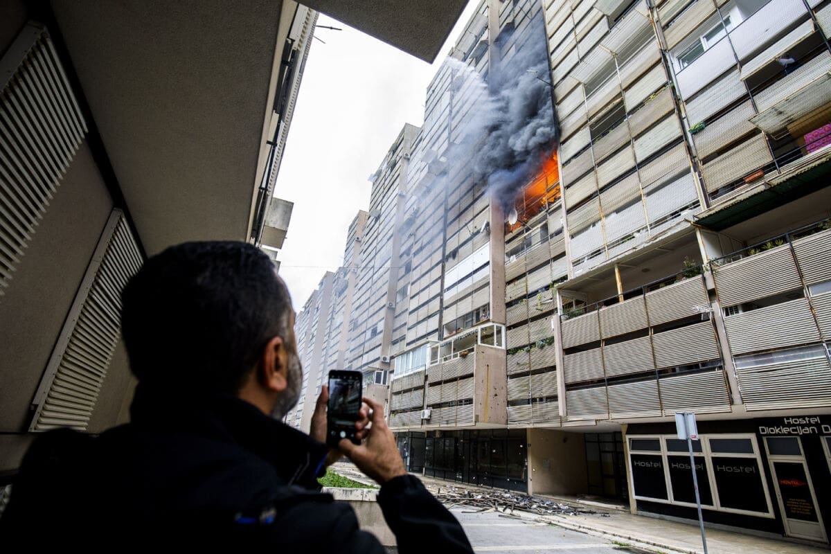 EVAKUIRANA CIJELA ZGRADA Požar zahvatio zgradu na Trsteniku, najmanje jedna osoba ozlijeđena