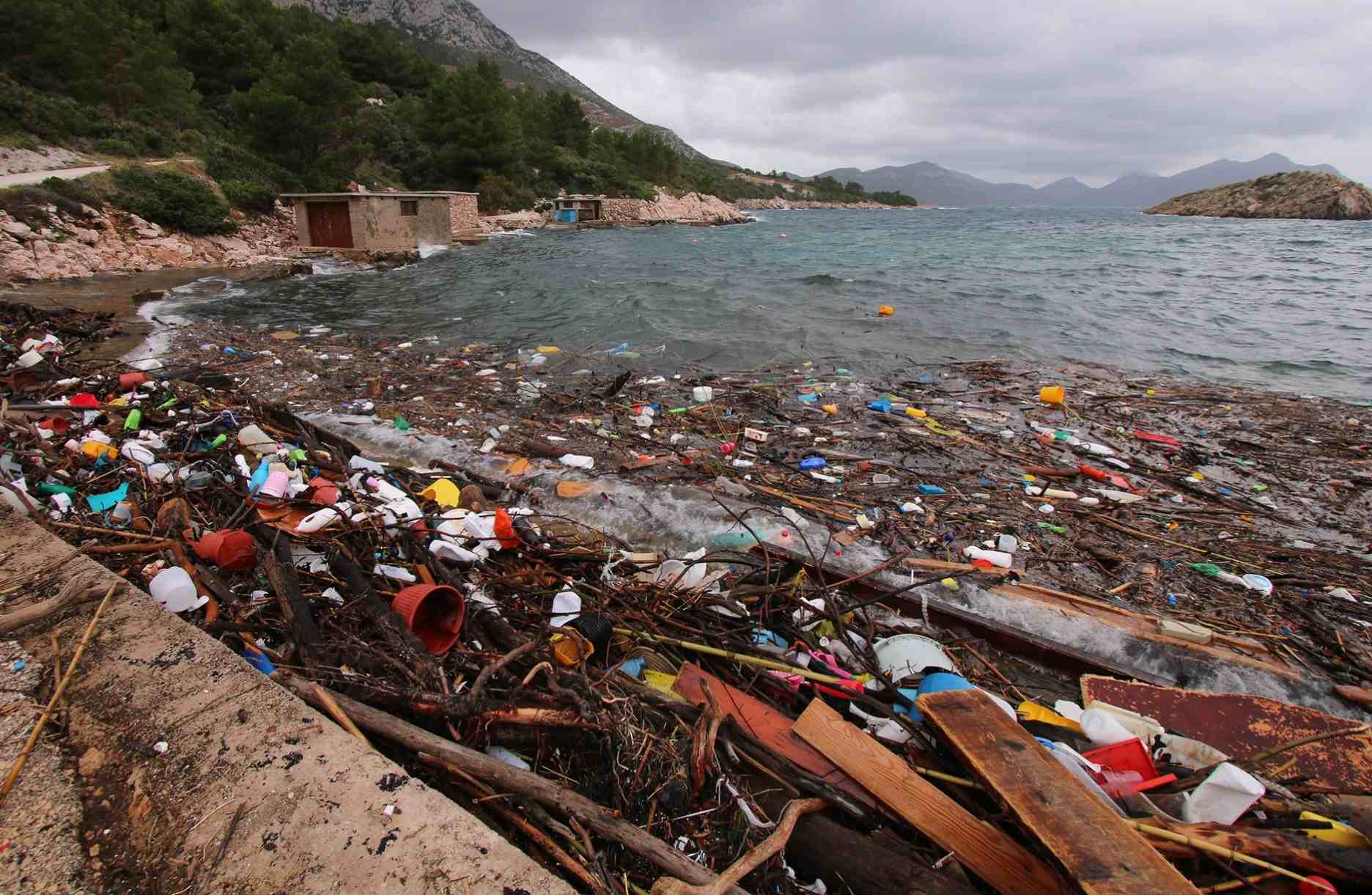 OBALE PELJEŠCA I KORČULE ZATRPALO SMEĆE "Ima boca, plastike, šprica, čak i leševa životinja. Zašto se ne pošalje diplomatska nota Albaniji?"