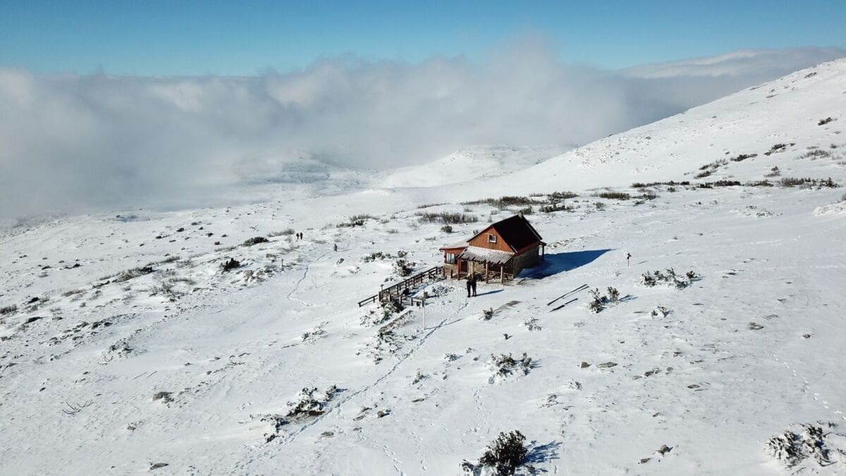 SNIJEG I U DALMACIJI Zahladilo u planinama, zabijelila se Dinara