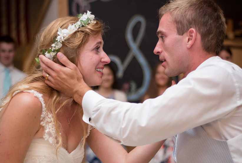 OVO ĆE SE PAMTITI ‘Pogledajte što joj je muž, umjesto bacanja podvezice, učinio na svadbi