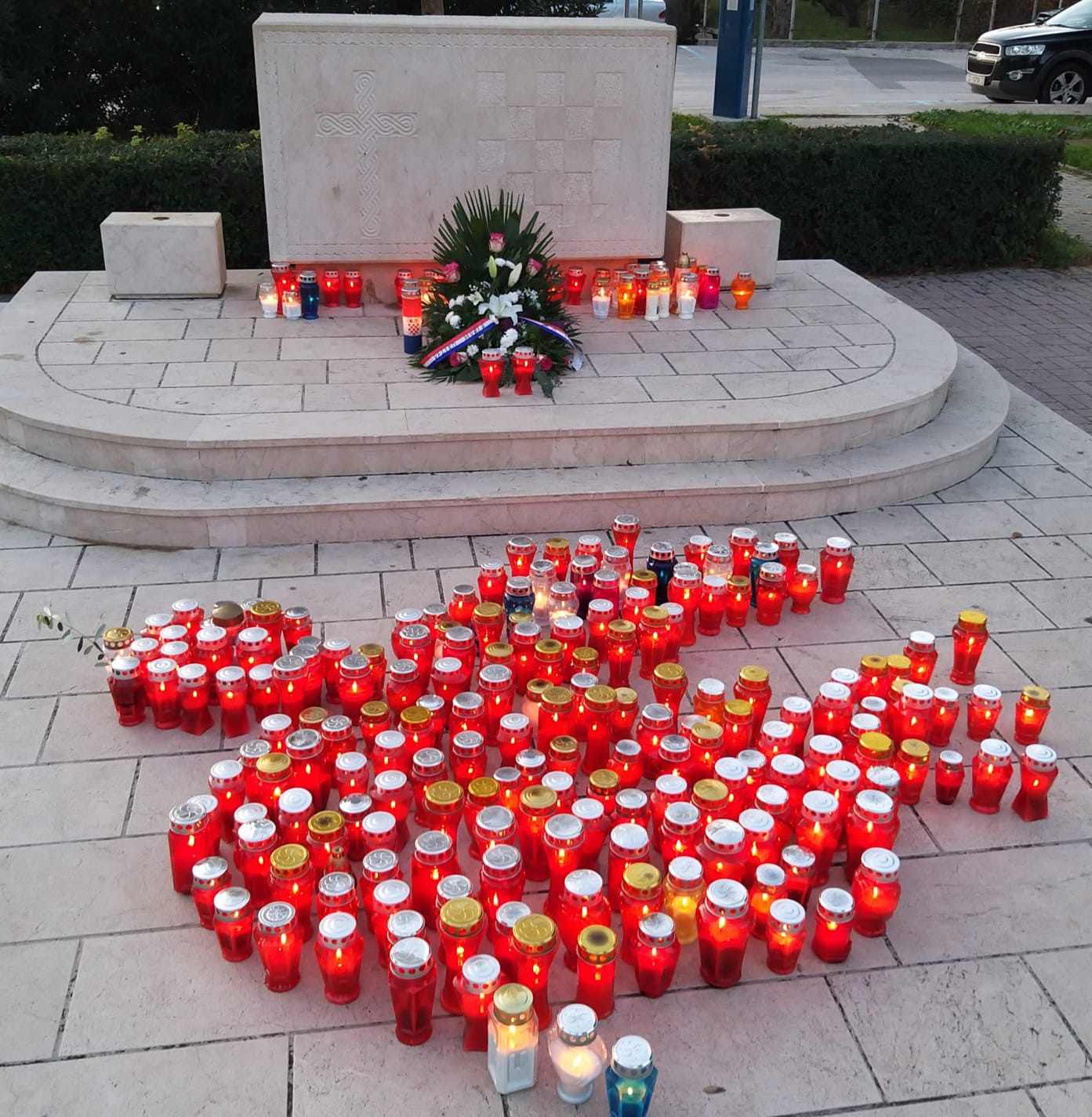 GOLUBICA OD LAMPIONA Učenici OŠ Stobreč na poseban način odali počast Gradu Heroju