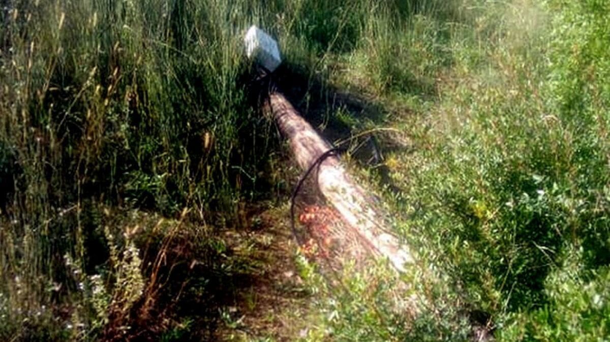 KAŠTELANI ŠOKIRANI PONAŠANJEM HEP-a Srušeni električni stup pod naponom stoji već više od godinu dana na tlu: "Treba li se dogoditi tragedija?"