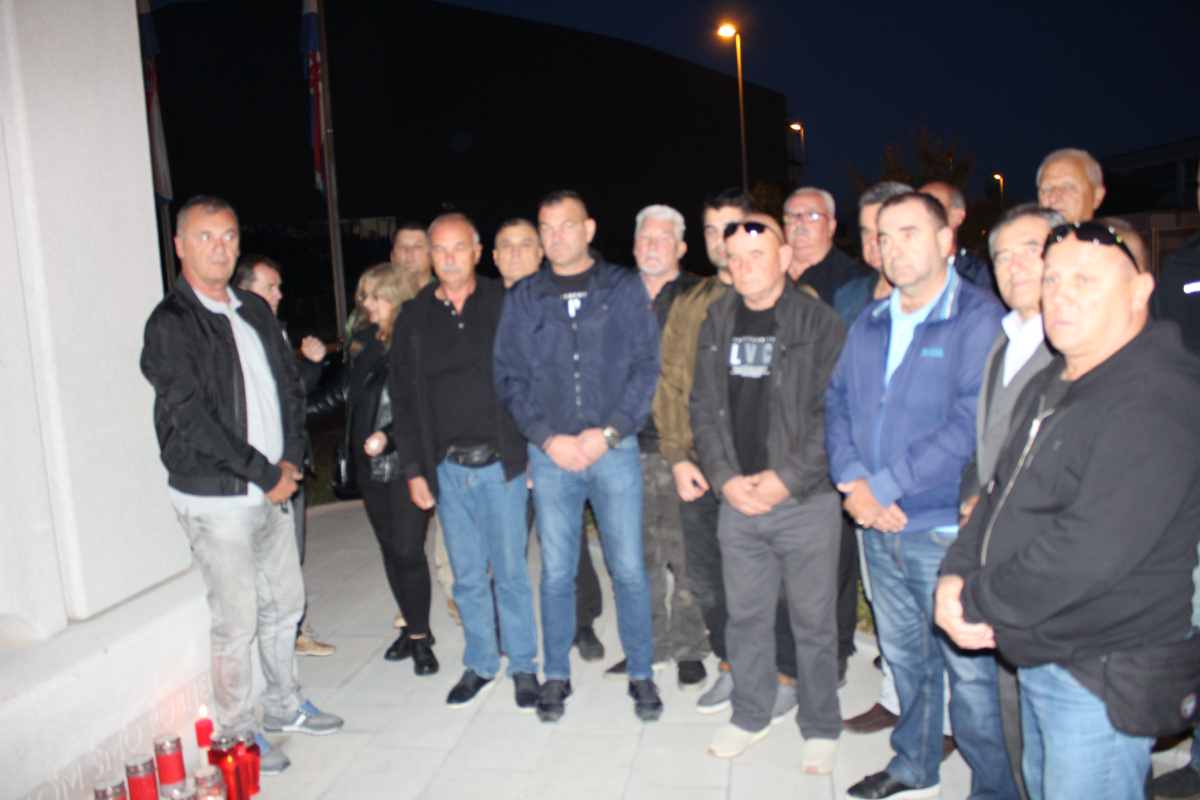 U SKLOPU BLAGDANA SVIH SVETIH Veterani 72. bojne Vojne policije Split odali počast pred spomenikom u Lori