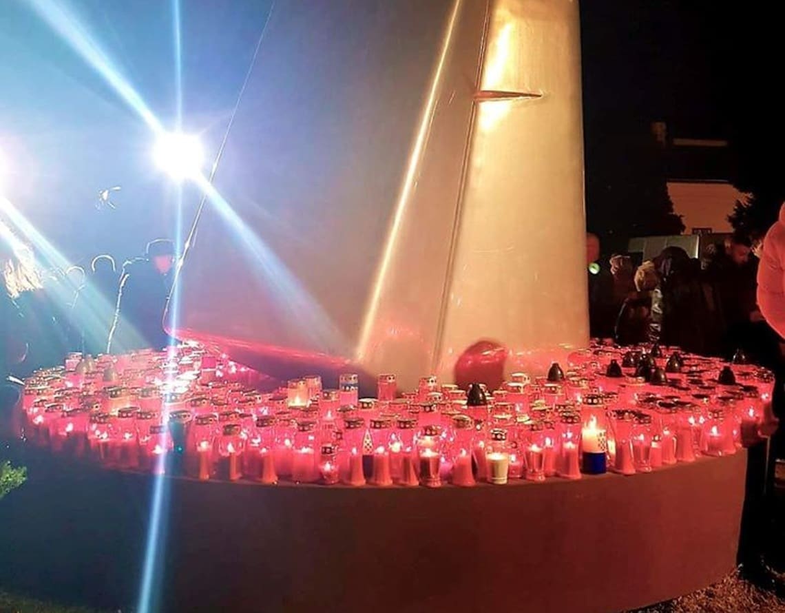 Andro Krstulović Opara u nedjelju navečer upalio svijeću ispred zgrade vukovarske ratne bolnice