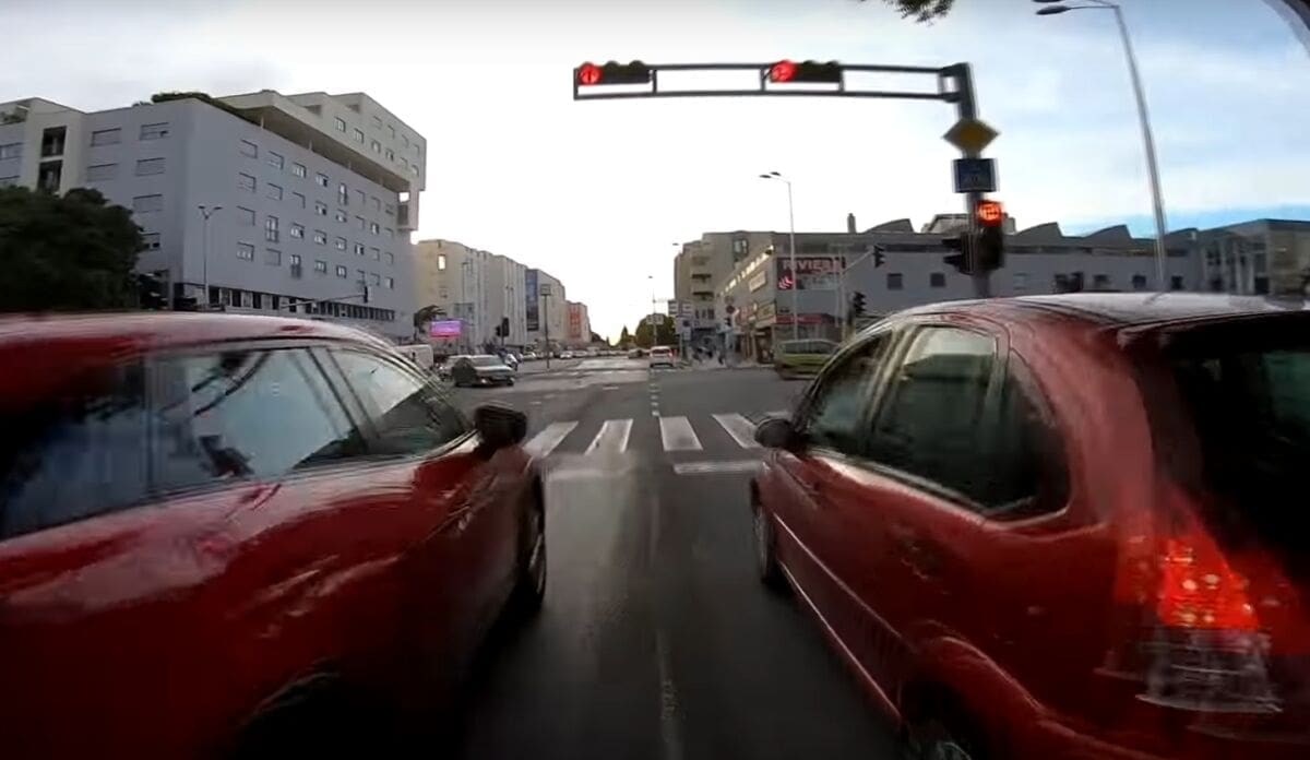 "GLAVA U TORBI" Nemoguće je izbrojiti prometne prekršaje koje je ovaj motorist napravio ulicama Splita u jednom videu