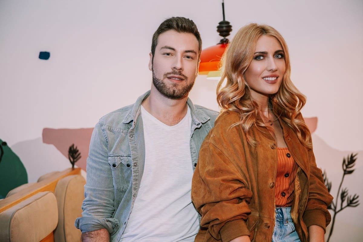 Saksofonist i kantautor Roko Vušković u novom spotu ugostio atraktivnu radijsku voditeljicu