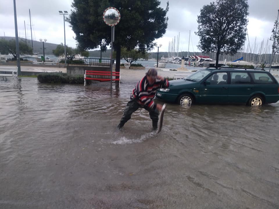 VEDRIJA STRANA PRIRODNE NEPOGODE Posjetiteljima kafića u Pirovcu ugor doplivao među noge