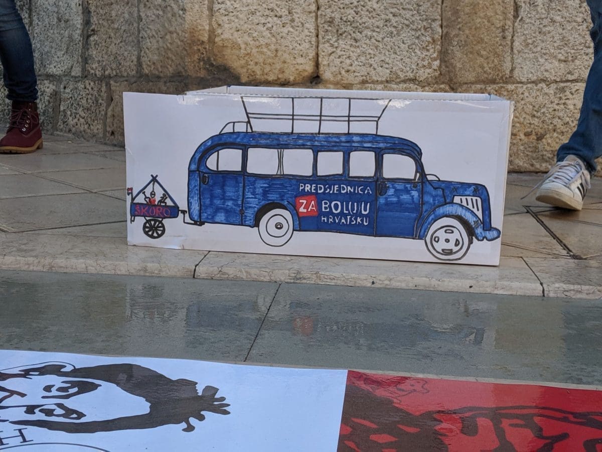 Teško sprdanje: FM SDP-a Split u Marmontovoj održao performans "Prošla Kolinda s kolačima"