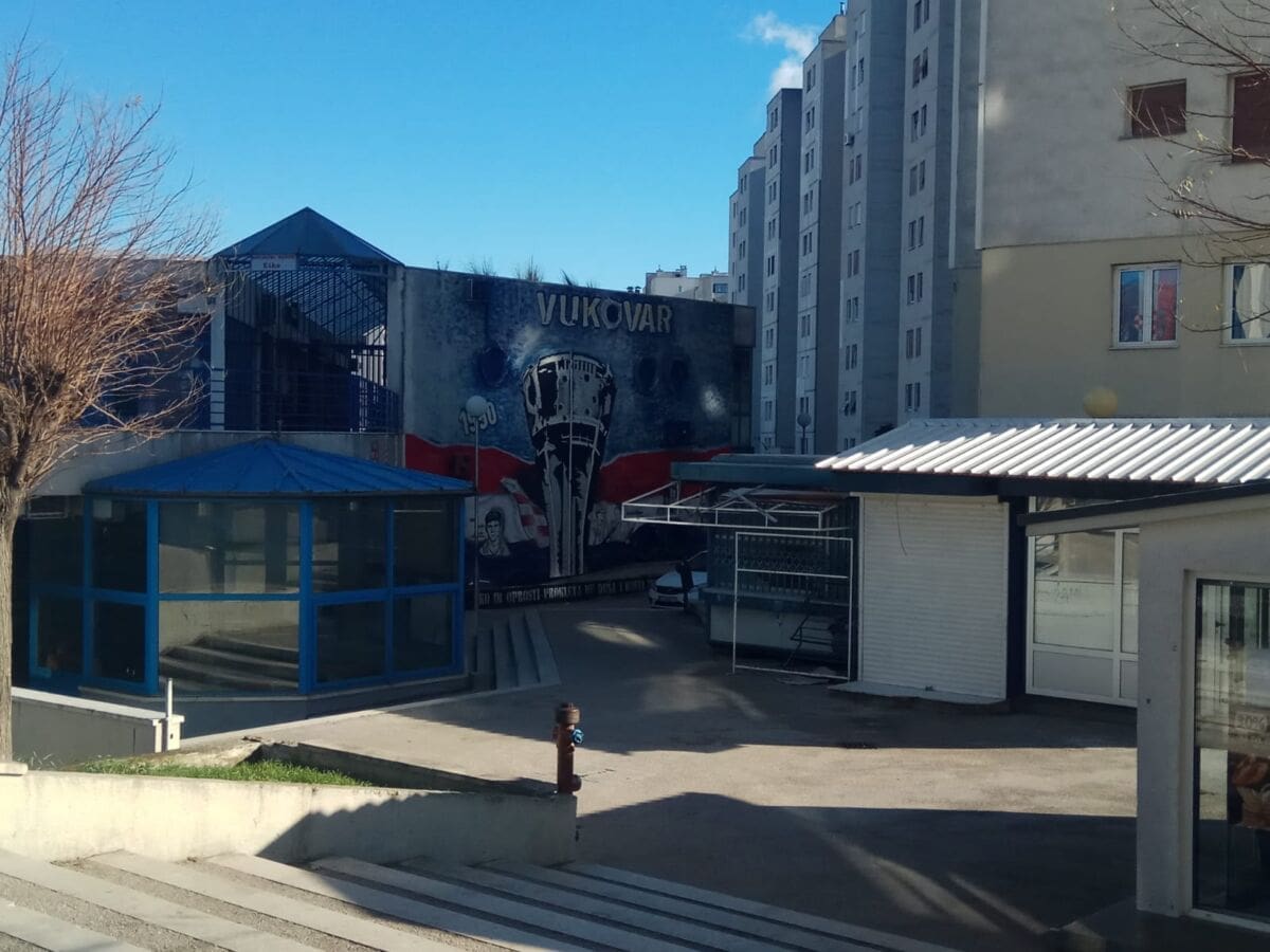 POŽAR NA PUJANKAMA Netko bacao petarde pa užgao vatru u kiosku. Intervenirao JVP Split