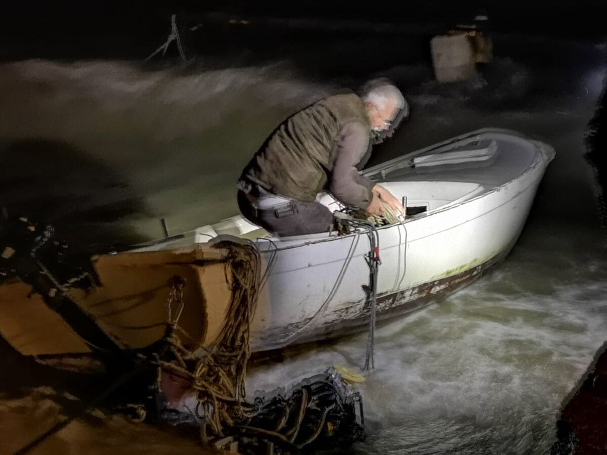 ZAPUHALA OLUJNA TRAMONTANA Potopljeno nekoliko kaića u Dugom Ratu, vlasnici spašavali brodice