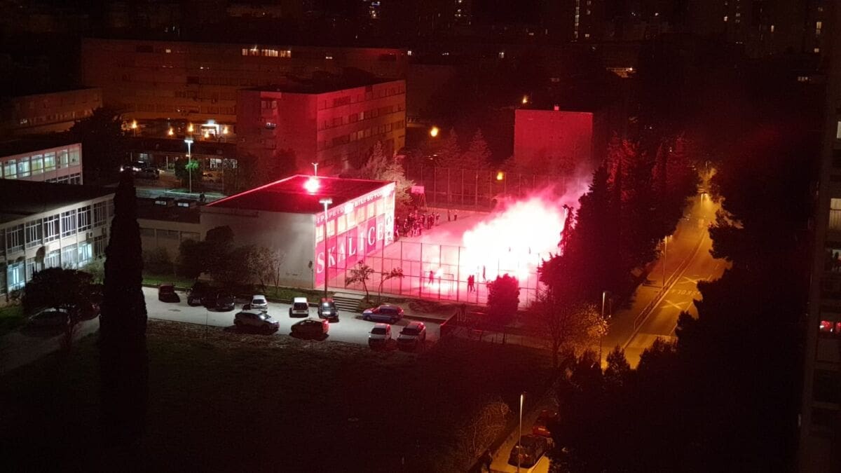 BIZARNI POŽAR U SPLITU Djeca priredila bakljadu za bivšu ravnateljicu, pa zapalila školski krov