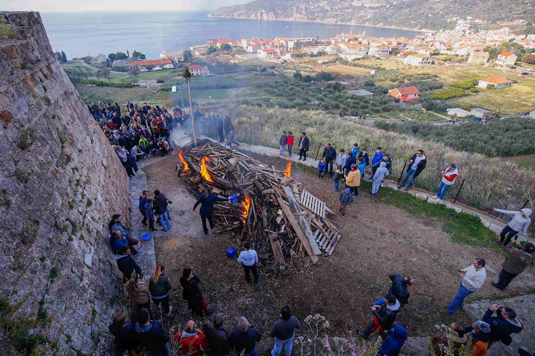 spaljivanje_broda_komiza_mikula_nikola_01