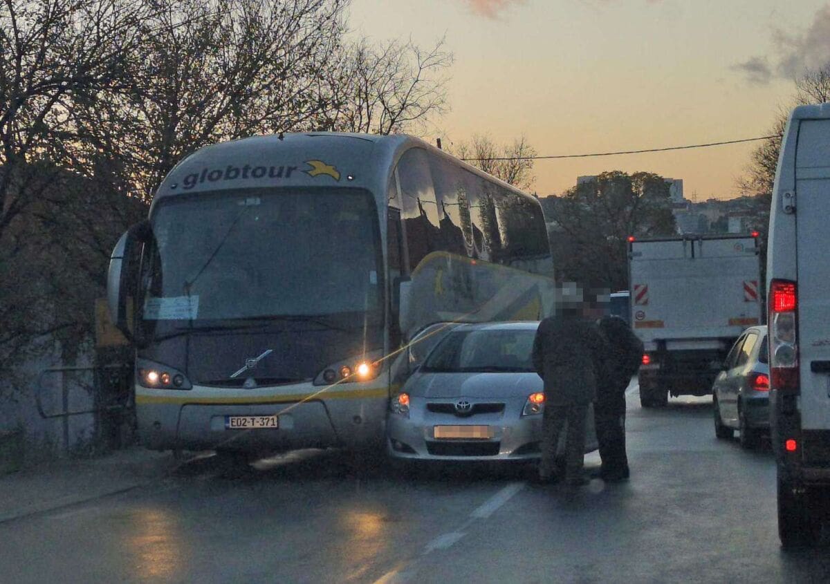 PROMETNA NA ULAZU U SOLIN Sudarili se autobus i automobil, nastala velika gužva