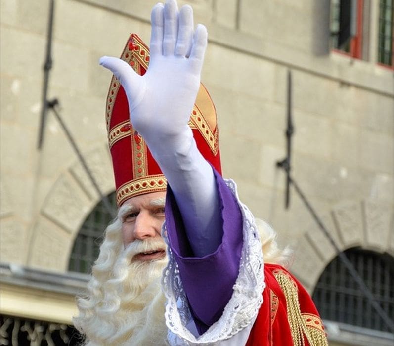 Sv. Nikola donosi slatke darove u Kaštela, a Adventsku bajku će upotpuniti i koncert Letećeg odreda