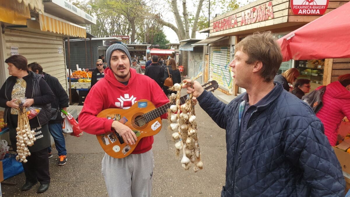 COMBOV PROJEKT TINEL: Završeno snimanje serije nastupa na nesvakidašnjim mjestima i pred slučajnom publikom