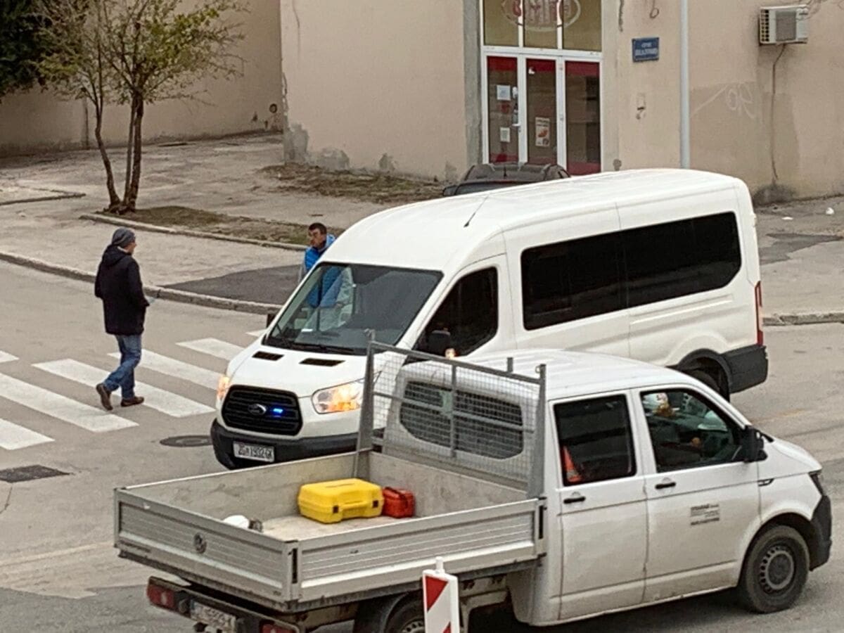 DUGE CIJEVI U OMIŠU Pogledajte video snimljen ispred kafića uhićenog