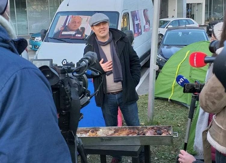 Šatori, boca plina i pečena janjetina: Juričan došao po Zagrebački holding