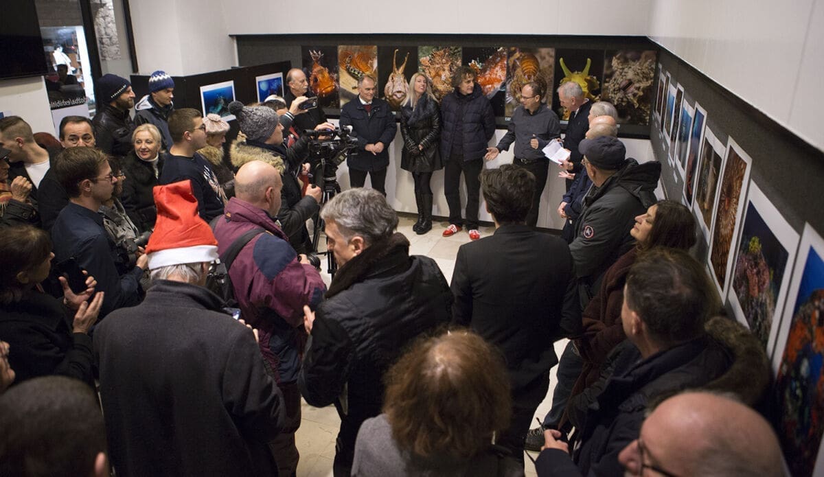 PRVI KULTURNI DOGAĐAJ U HRVATSKOJ U 2020. Boban i Krstulović Opara na otvaranju izložbe "More života" u Fotoklubu Split