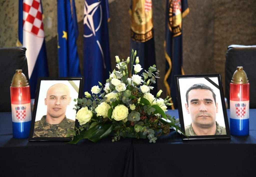 Otvorene Knjige žalosti za poginule pilote Baturinu i Klarina u Zemuniku