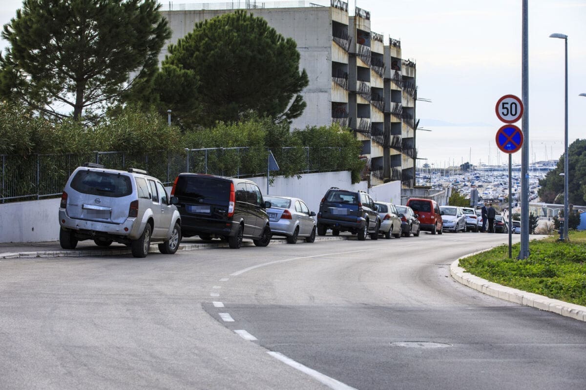 GODINE PROLAZE, NAVIKE OSTAJU HDZ-ovci i ove godine nepropisno parkiraju, hoće li reagirati službe?