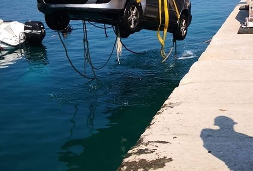 Pijana posla: Automobilom sletio u more na rivi pa sam pozvao policiju