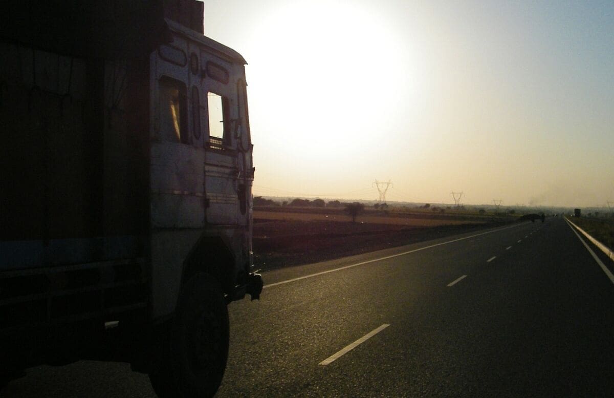 NAJSTARIJI VOZAČ KAMIONA NA SVIJETU Svako jutro budi se u 4 sata i odrađuje 12-satnu smjenu kao vozač dostavnog kamiona: Ima 90 godina