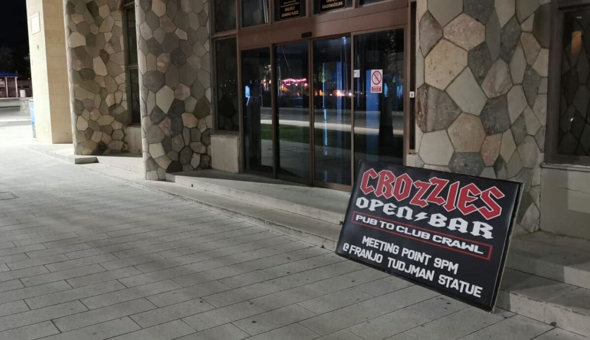 'OSLOBODILI' PRVOG PREDSJEDNIKA Aktivisti pred Banovinom ostavili poklon gradskim službenicima