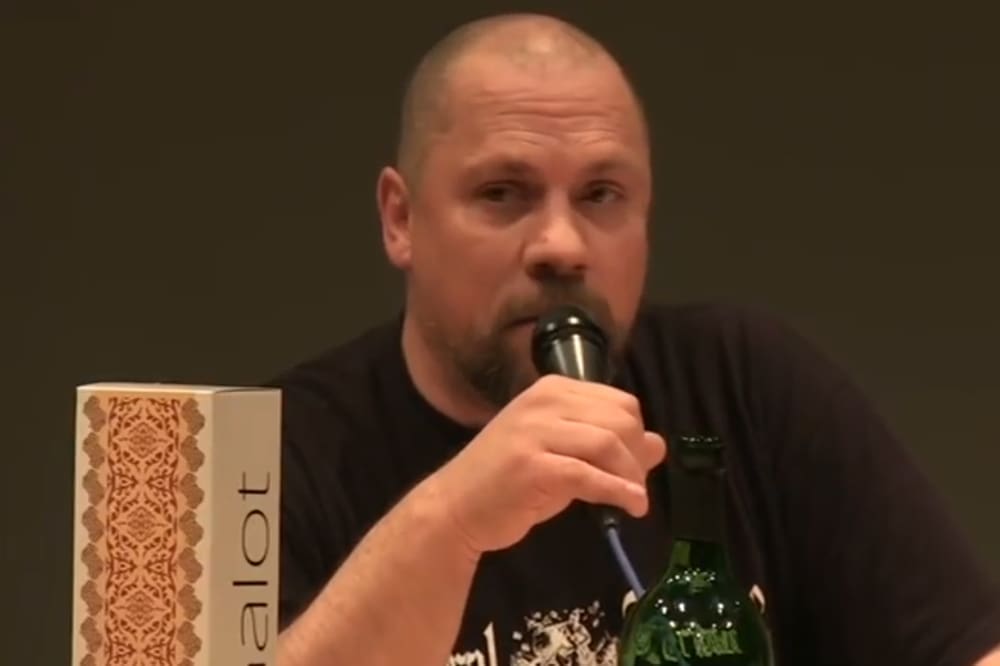 Dežulović objavio kako mu prijete. Pišu da će ga upucati i zaklati, traže mu adresu