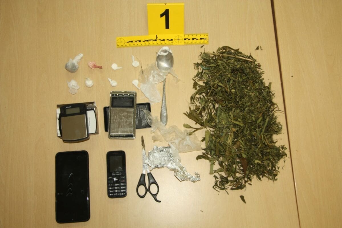 Trilj: Pretresli kuće 21-godišnjaku i 20-godišnjaku, pronađeni marihuana i amfetamin