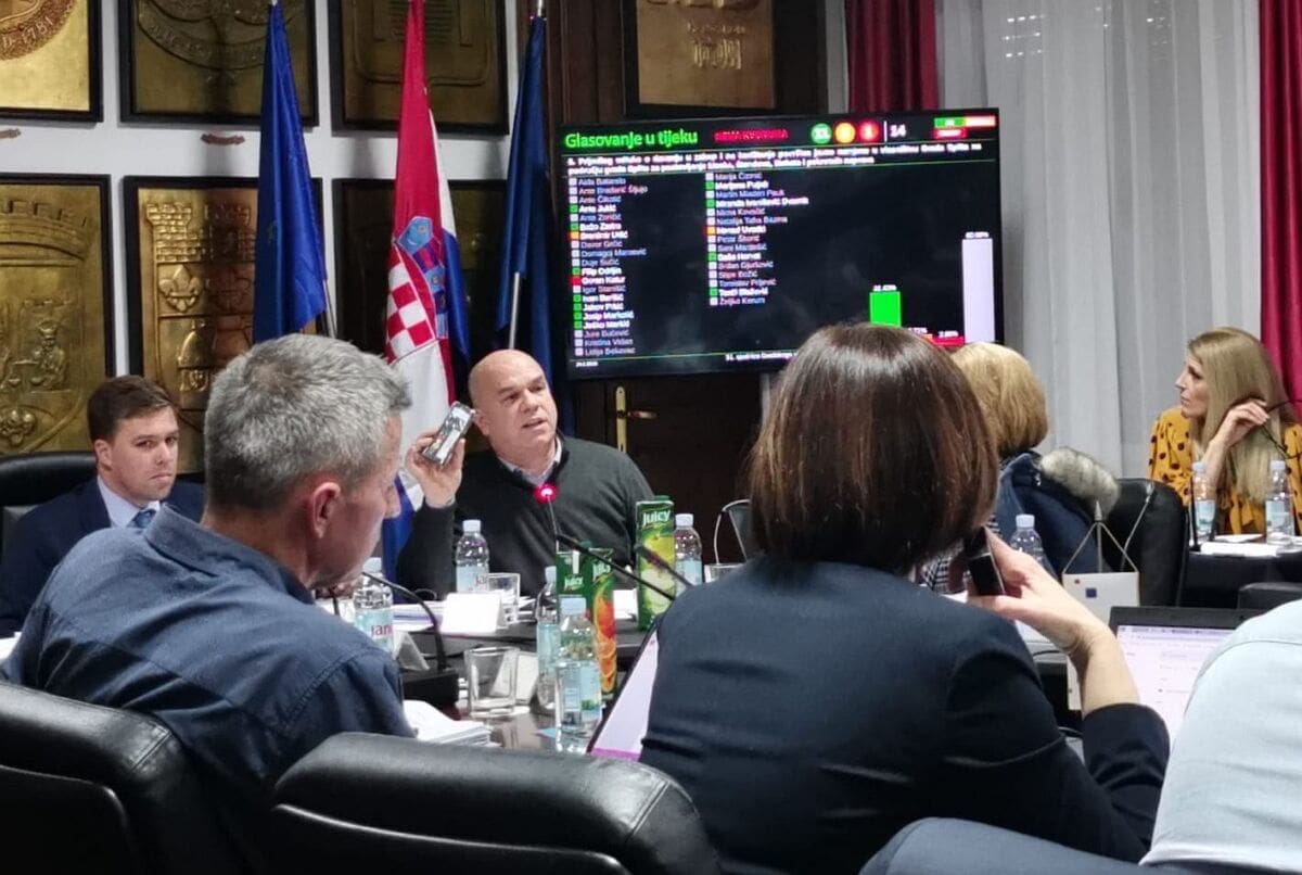 OVO MORATE VIDJETI Splitski vijećnici drugi put u nekoliko mjeseci uče glasovati elektronički. Opet nisu uspjeli