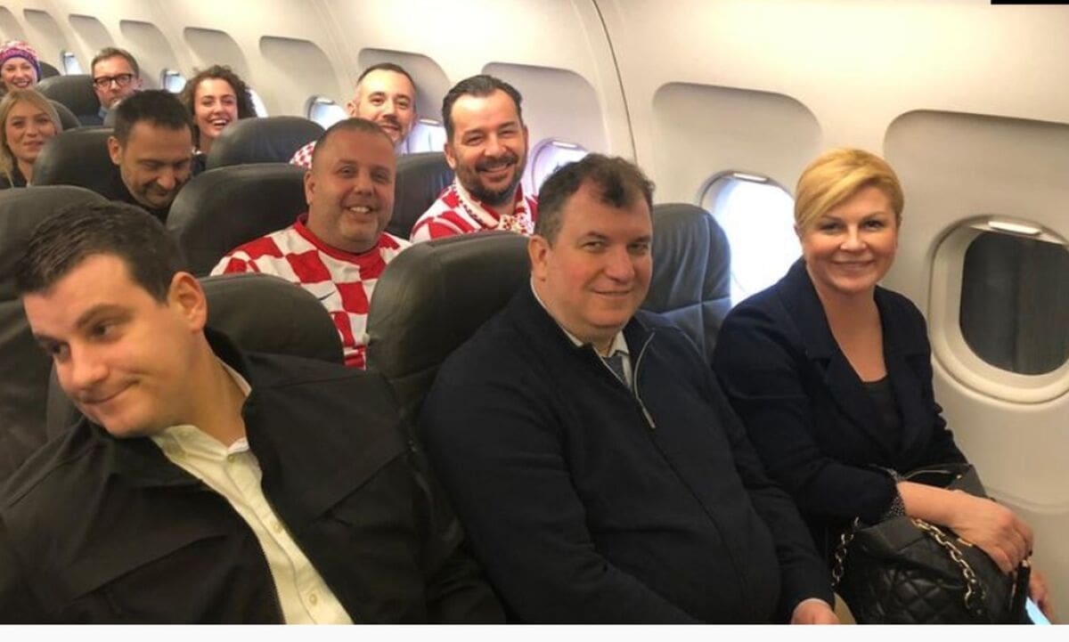 Predsjednica stigla na finale! Grabar-Kitarović i Jakov na letu za Stockholm, pogledajte atmosferu