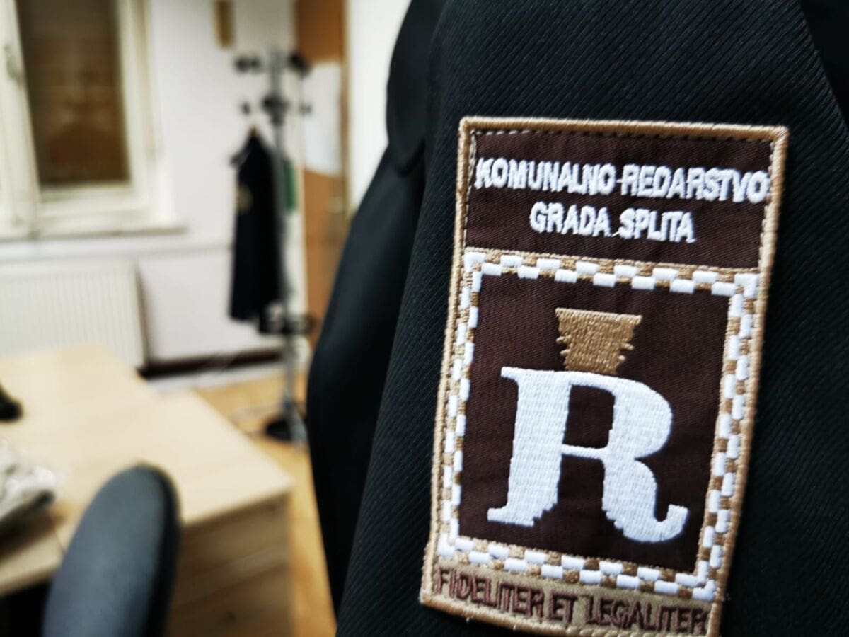 KAKO VAM SE SVIĐAJU? Pogledajte nove odore splitskih komunalnih redara, na grbu i latinski slogan!