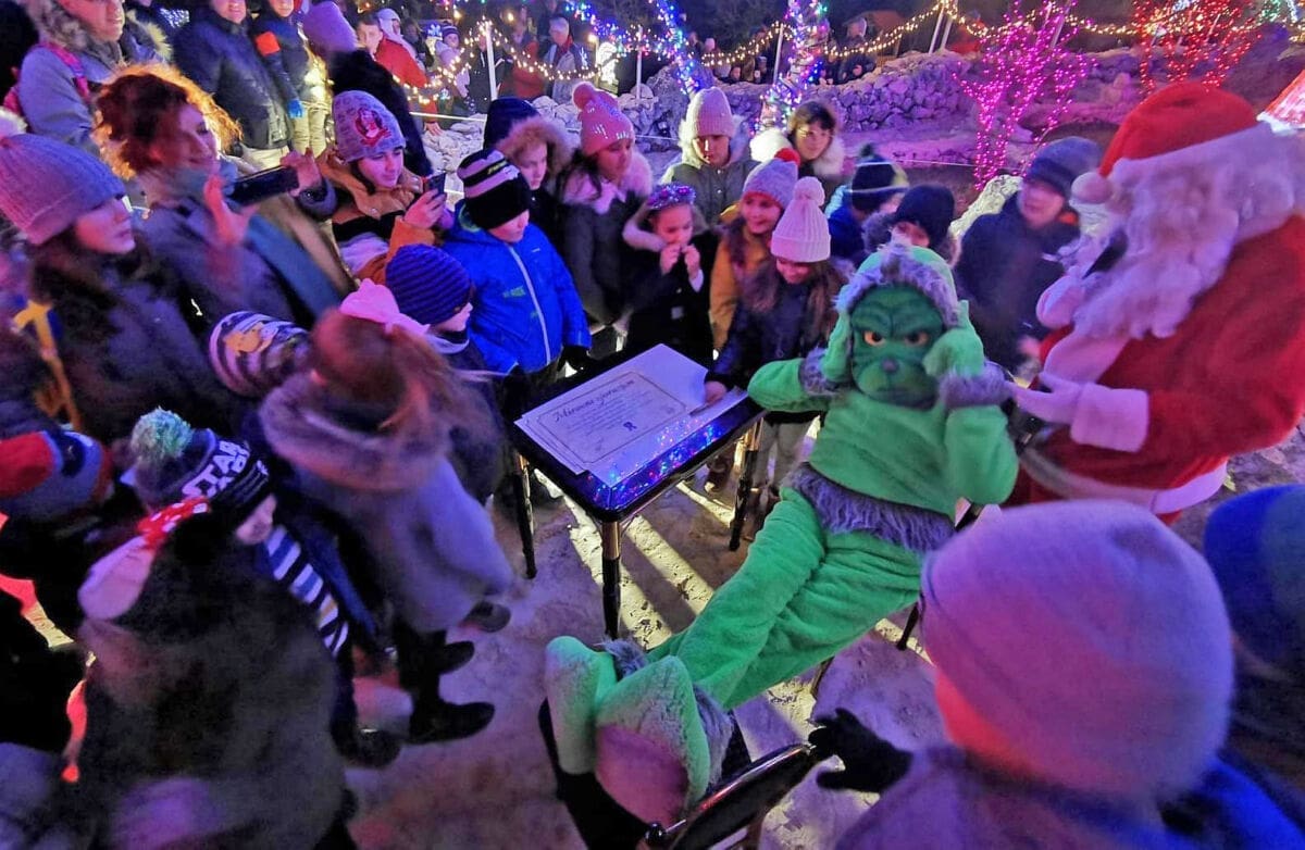 ČUDO U BOŽIĆNOM SELU Djed i Božićnjak i Grinch potpisali povijesni mirovni sporazum, evo što donosi