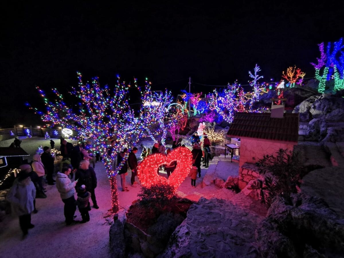 grinch_djed_bozicnjak_bozicno_selo(1)