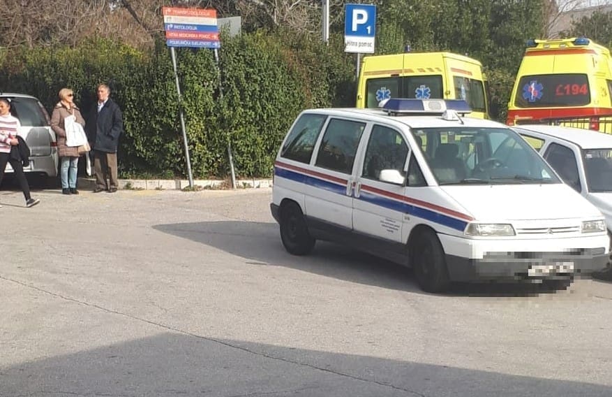 I djelatnici Hitne nepropisno parkiraju: "Očekuju da ostali poštuju njih. Kako to postići ako i oni pružaju isti primjer kao i oni koji dolaze u krug bolnice"