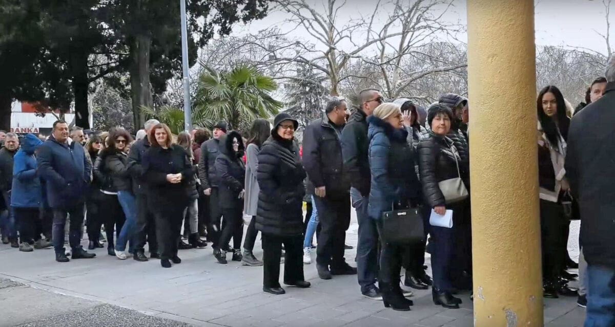 Kaos na ulicama Mostara zbog izbora u Hrvatskoj: Ulice zakrčene automobilima, duplo veći odaziv usprkos hladnoći i vjetru