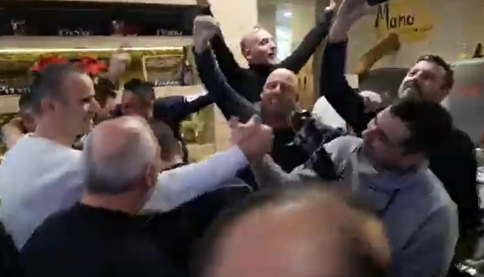 Joško Svaguša s društvom dočekao Novu godinu pa zapjevao "Krafne, kiflići..."