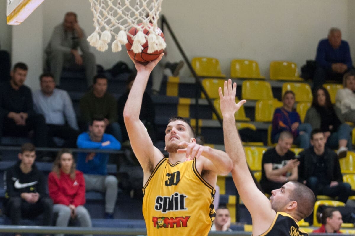 OPRAVDALI ULOGU FAVORITA Žuti svladali Dubravu Furnir: "Čestitam Splitu koji je apsolutno dominirao od početka utakmice"