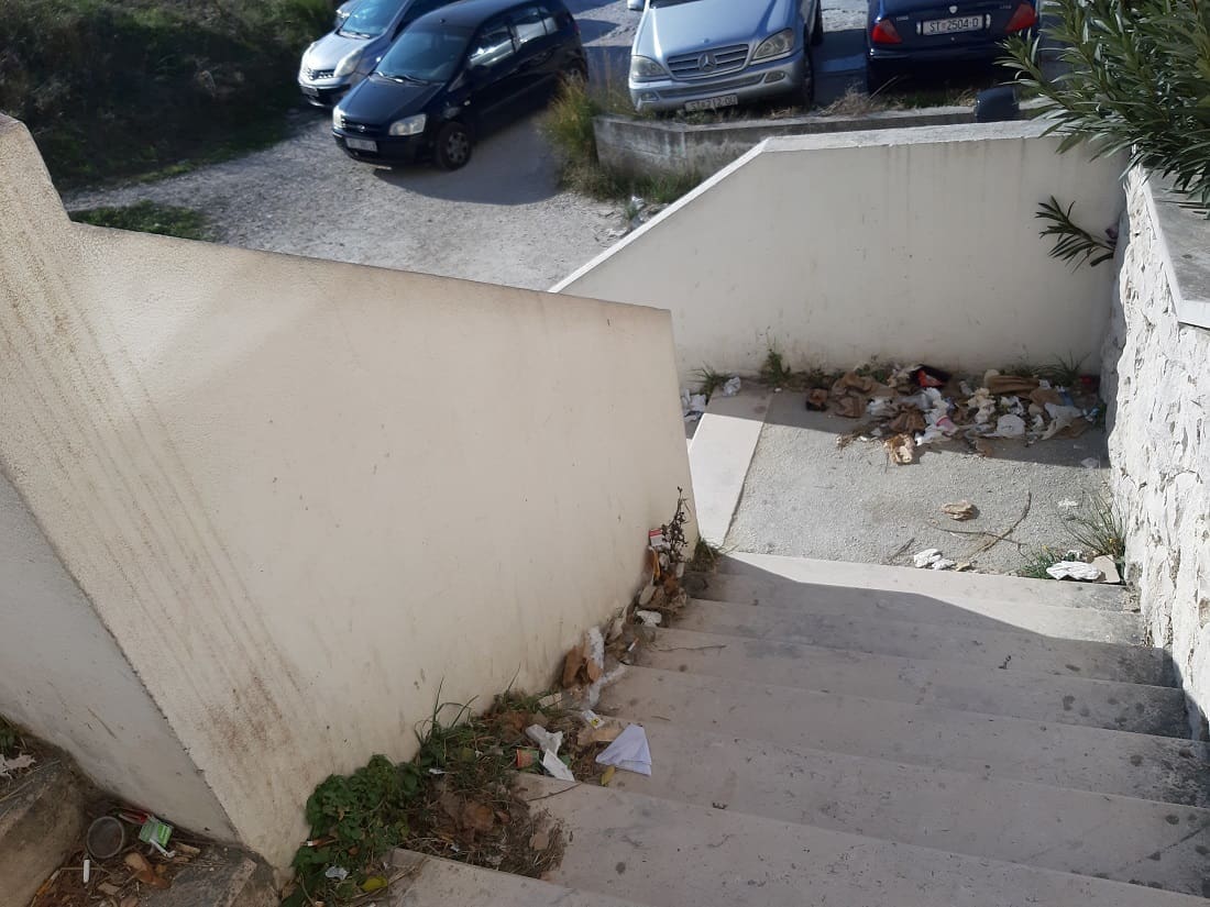 SMEĆE NA MERTOJAKU Nije nadležnost Čistoće: "Ipak ćemo intervenirati i dovesti u red stepenište"